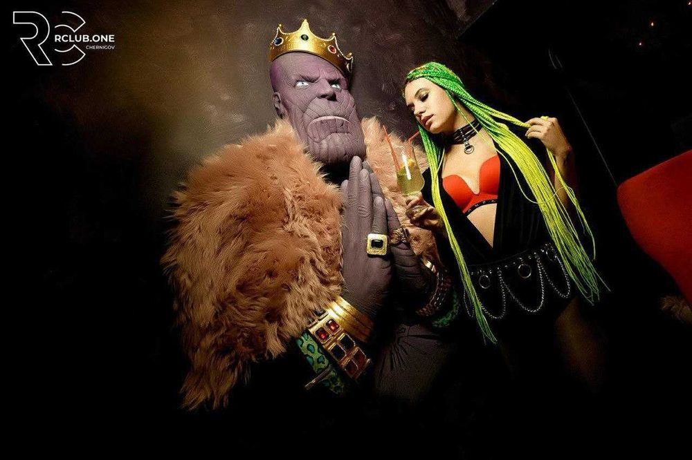 Скульптура с гипса кнауф Танос