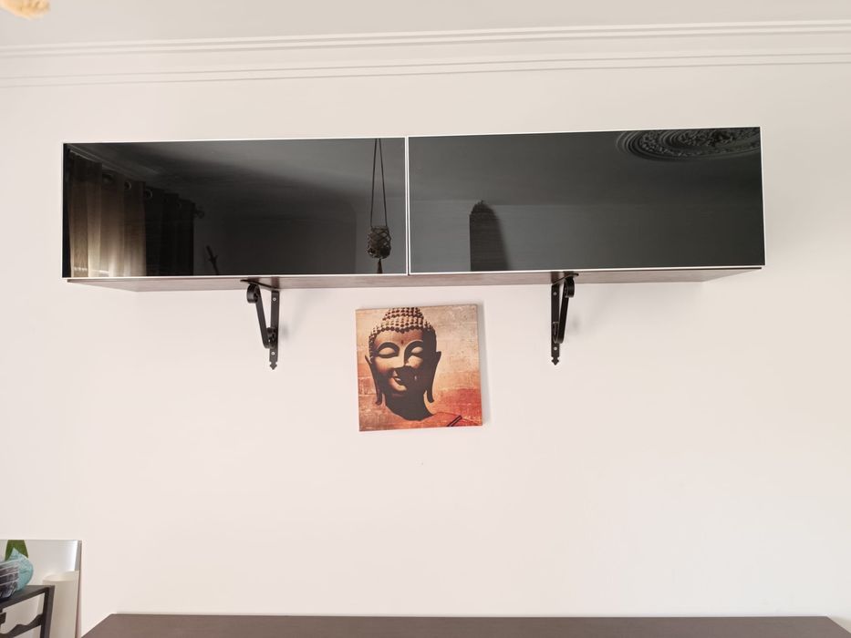 Móvel de parede em carvalho maciço com portas em vidro preto fumado