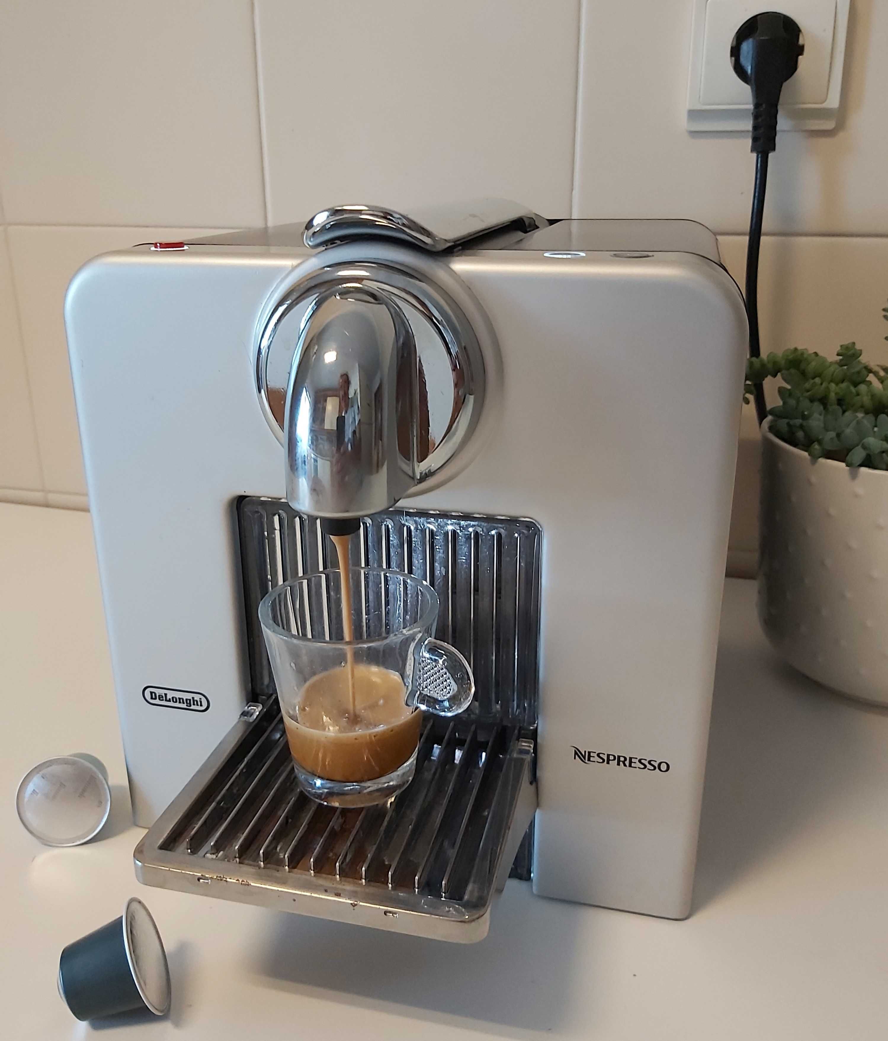 Máquina café Nespresso Delonghi Le Cube