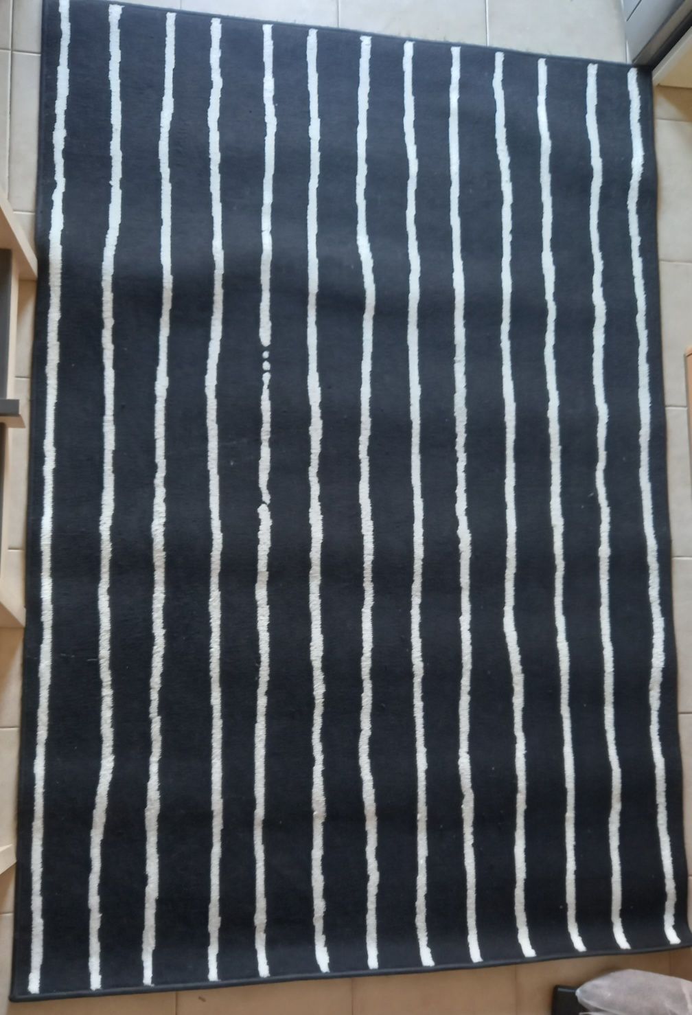 Tapete branco e preto