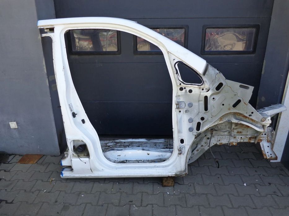 NISSAN NV200 2010 cwiartka prawa przednia slupek