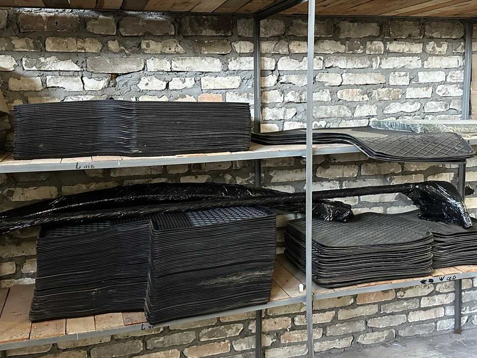 Коврики в авто гумові, оригінал, широкий вибір на різні автомобілі