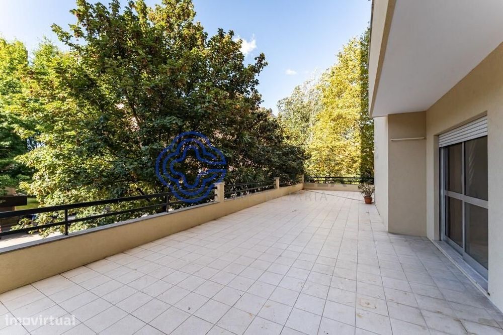 Apartamento com áreas generosas + terraço de 150 m2 e 2 lugares de gar