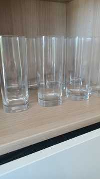 Osiem kwadratowych wysokich szklanek z grubym dnem