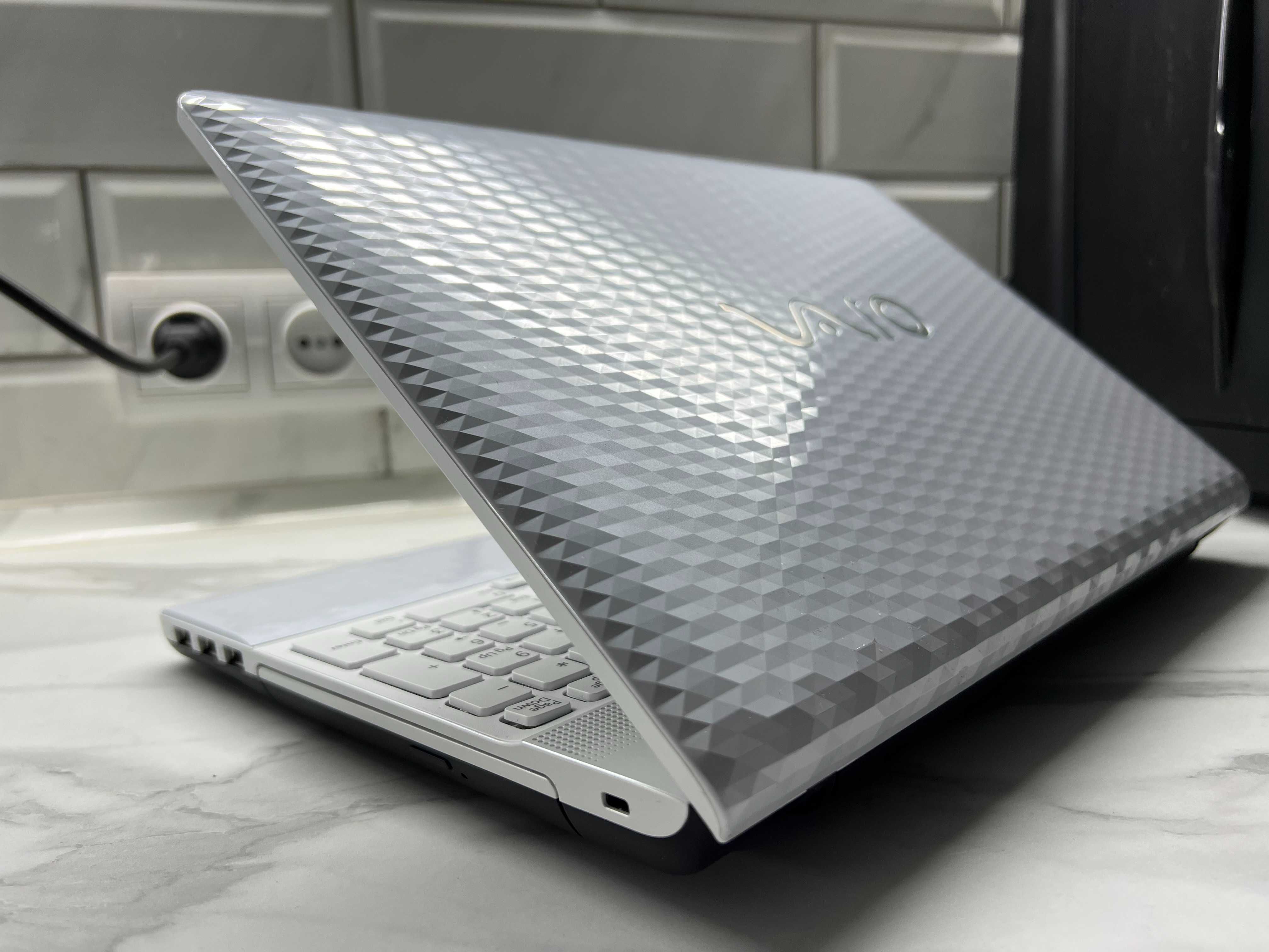 Sony VPC-EH1M1E Core i3-2310M/8Гб ОЗУ/GeForce 410M/500Гб HDD/15.6" HD