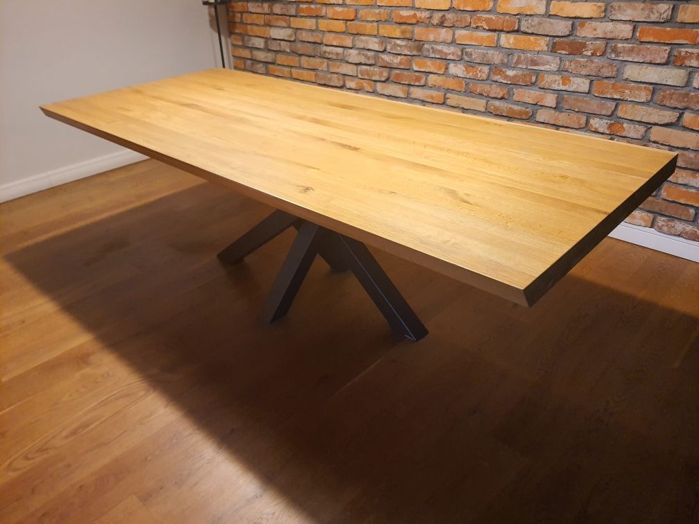 Stół  z litego drewna plus 8 krzeseł firmy Paged