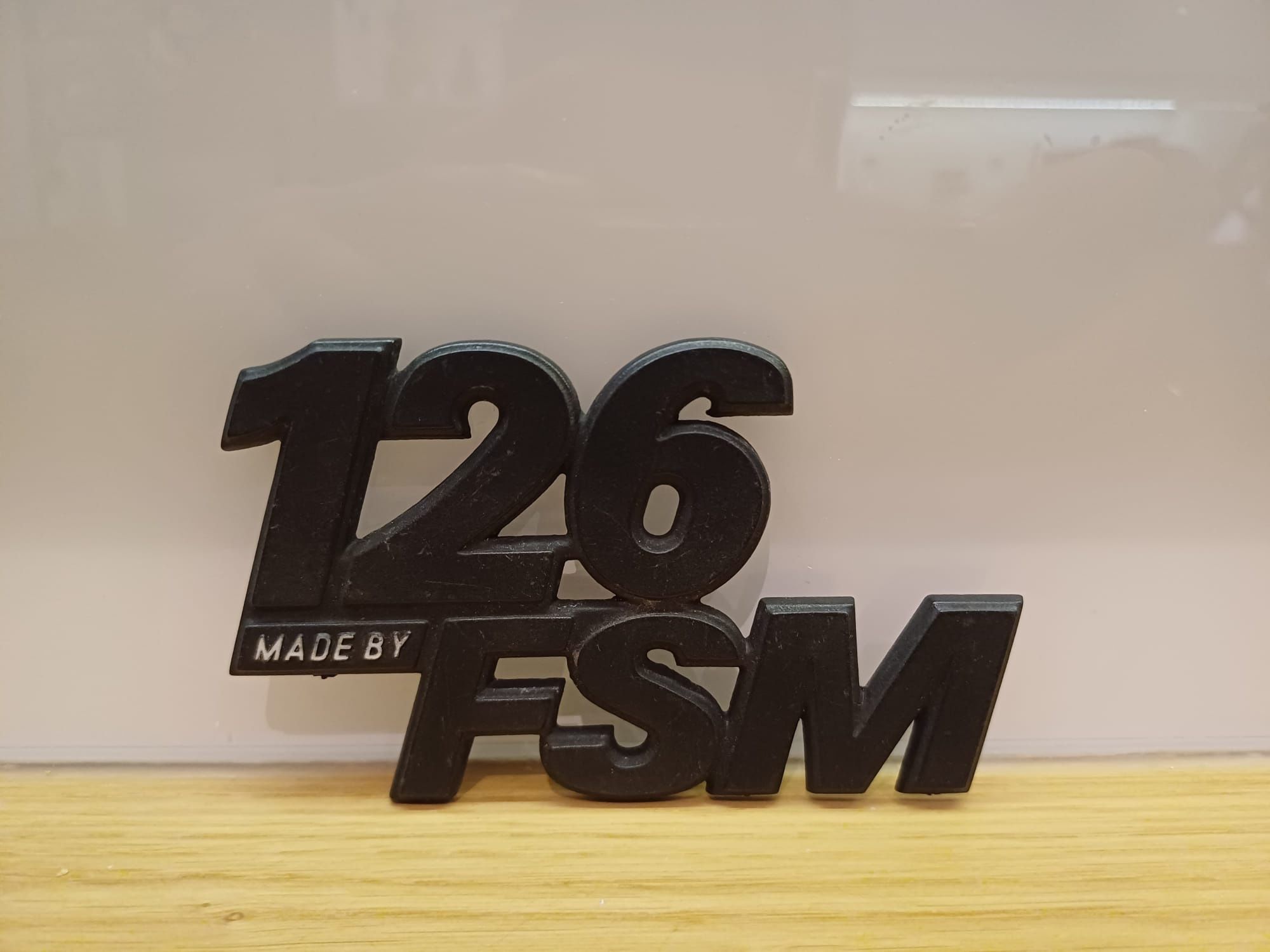 Emblemat 126 made by FSM do Fiat 126p Maluch na tylna klapę silnika