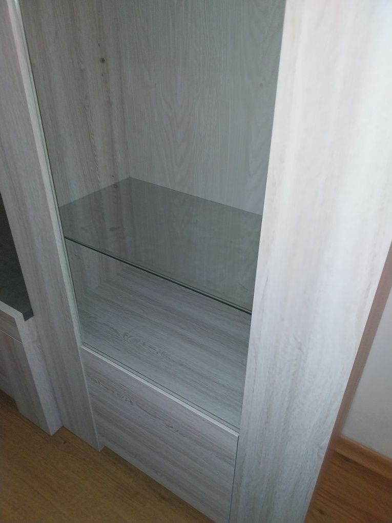 Mesa de TV e cristaleira