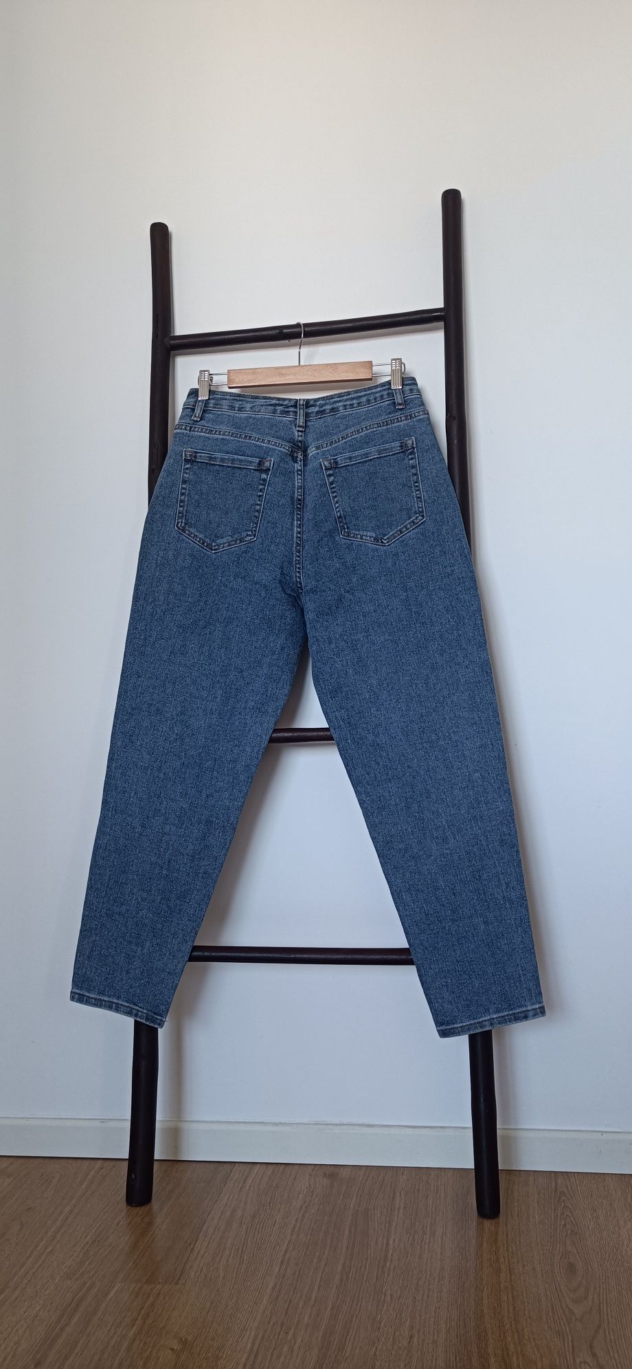 Calças Mom Jeans c/ tachas