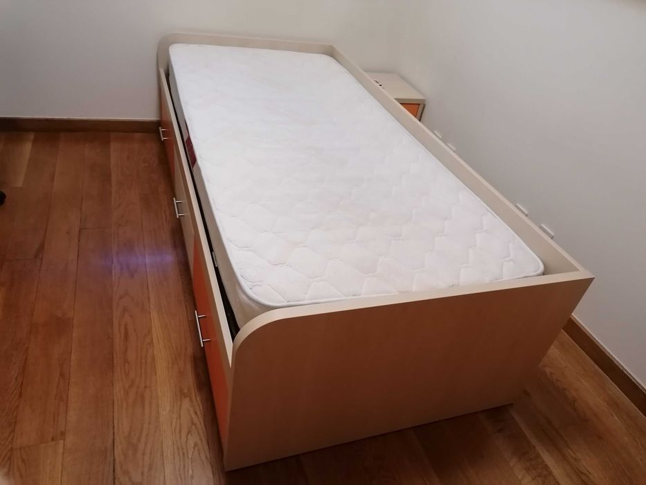 Linda Cama de solteiro, em ótimo estado e com arrumos
