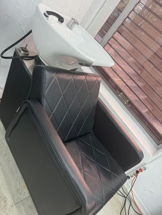 Cadeiras de barbeiro e rampa de lavagem