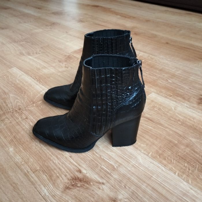 Botki czarne na słupku