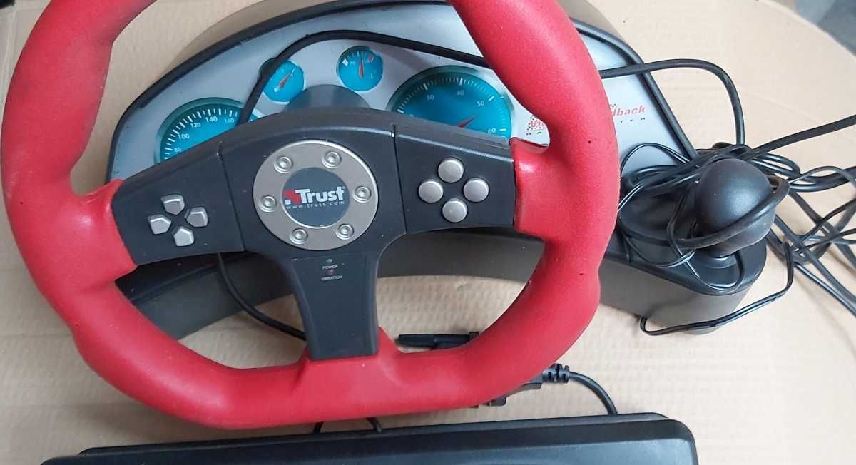 Volante e pedais p/ jogos corridas de carro no computador. Marca Trust