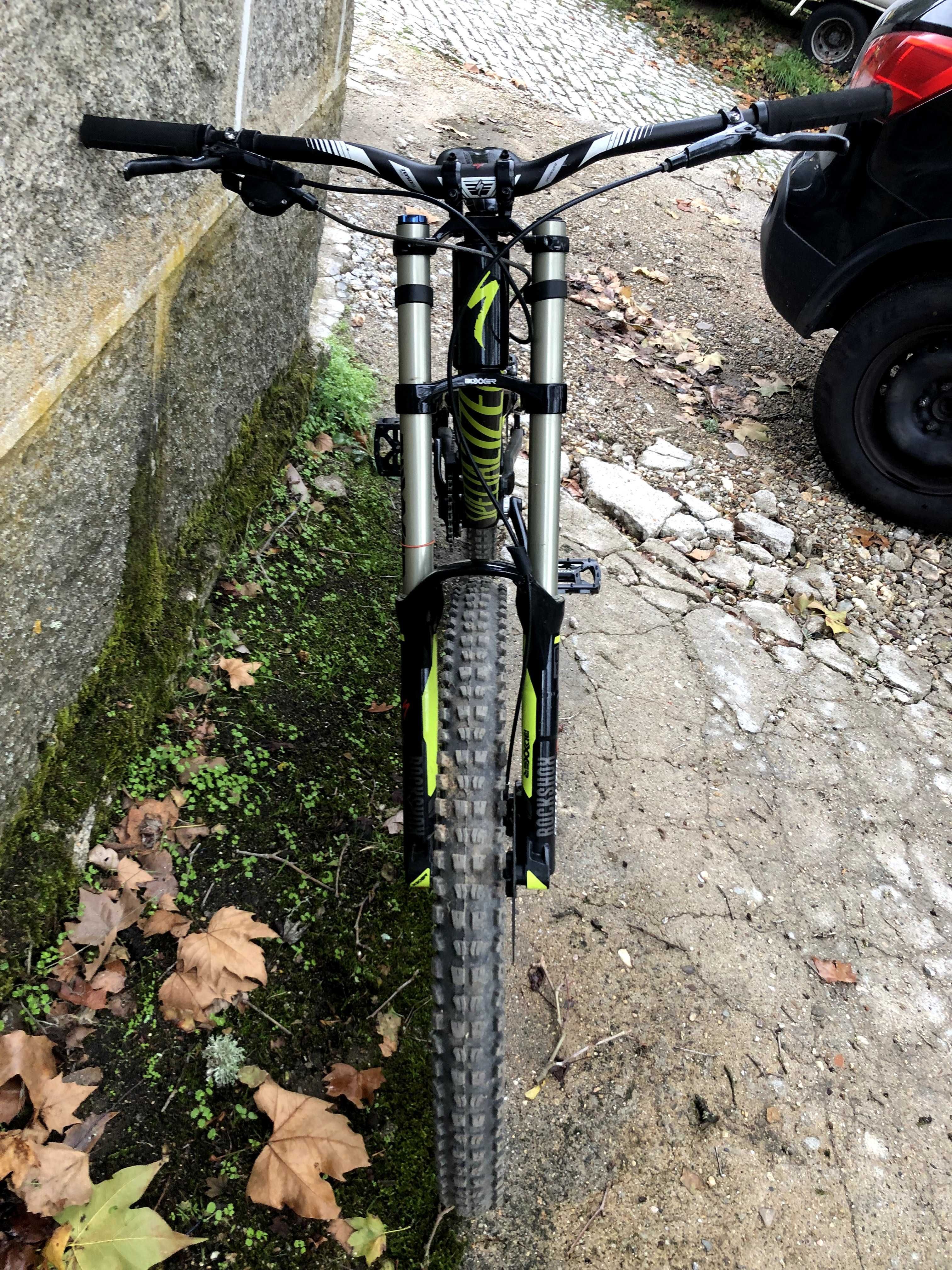 Bicicleta Downhill Spezialized