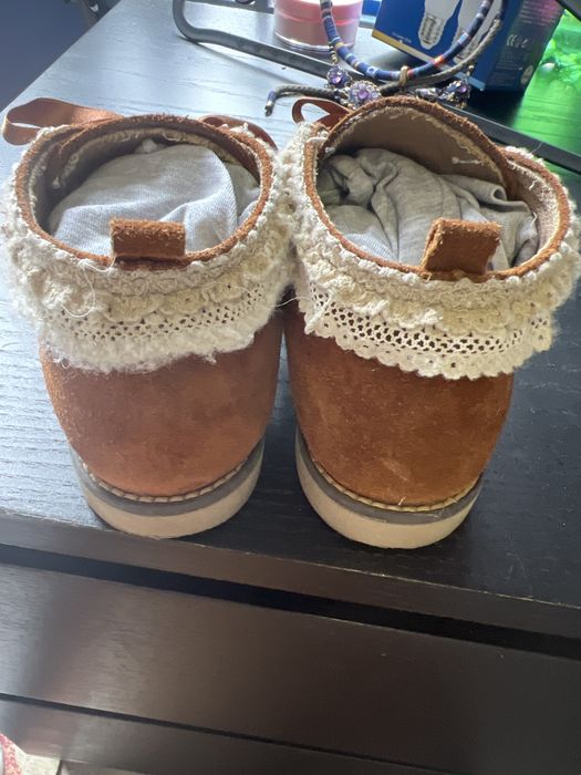 Botins de menina em pele com renda e os atacadores em cetim lindos n29