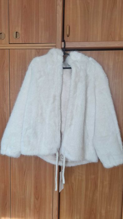 Продаю шубку молочний колiр розмiр.M,L