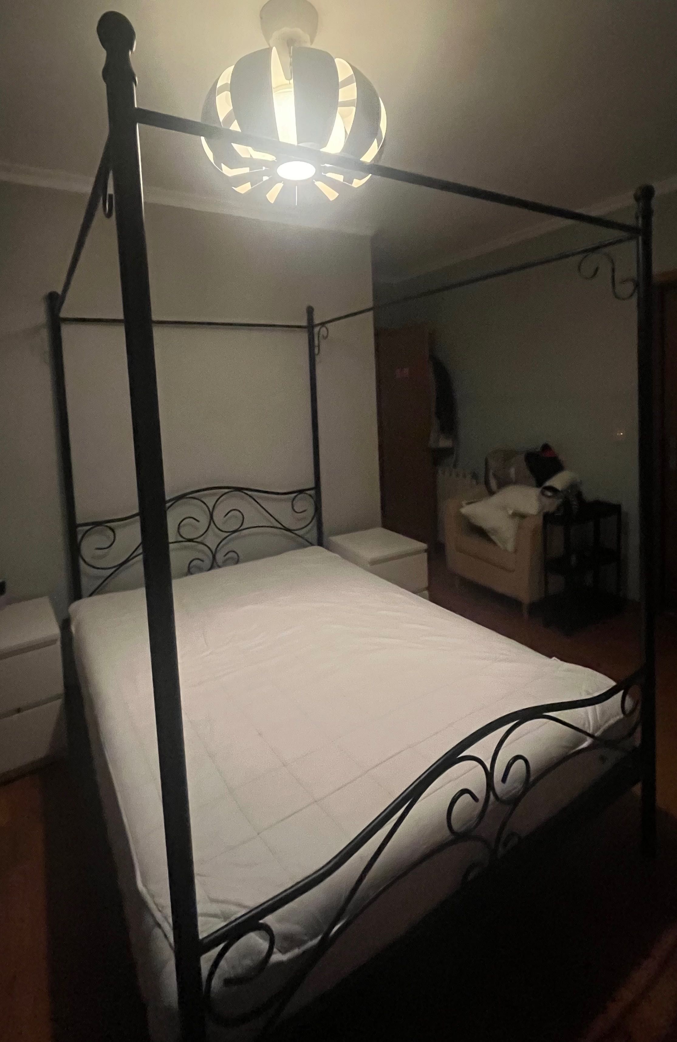 Cama com docel em perfeito estado