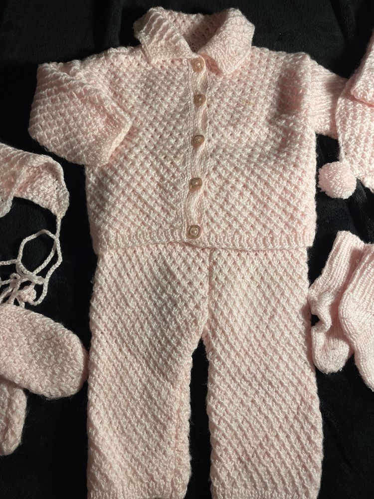 Wykonany recznie na drutach komplet niemowlęcy  rozmiar 3-6 mcy