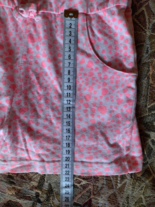 Неоново-рожевий дитячий комбінезон H&M із сердечками