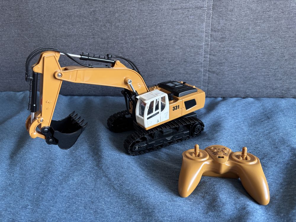 Koparka zdalnie sterowana ładowanie na akumulator