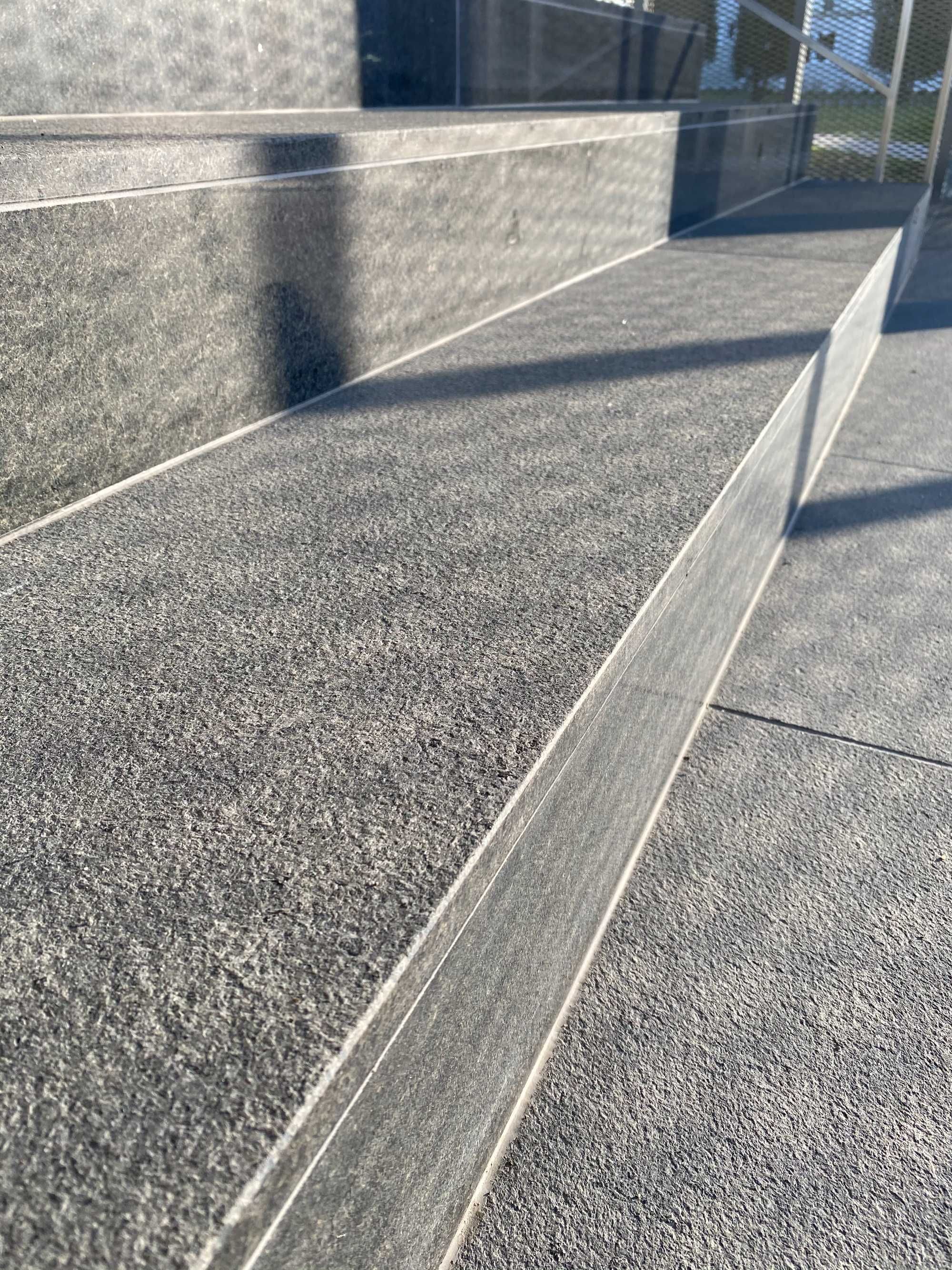Granit G695 Black Andesit – płomieniowany kamień na schody zewnętrzne