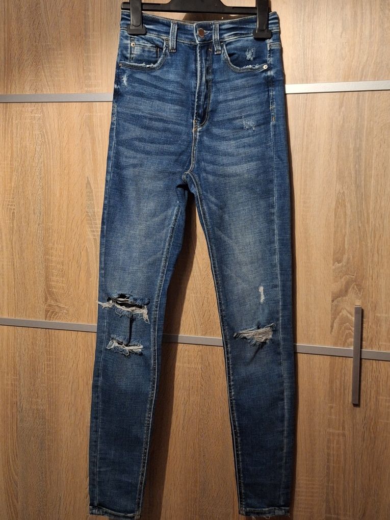 Spodnie jeansowe z dziurami marki Stradivarius