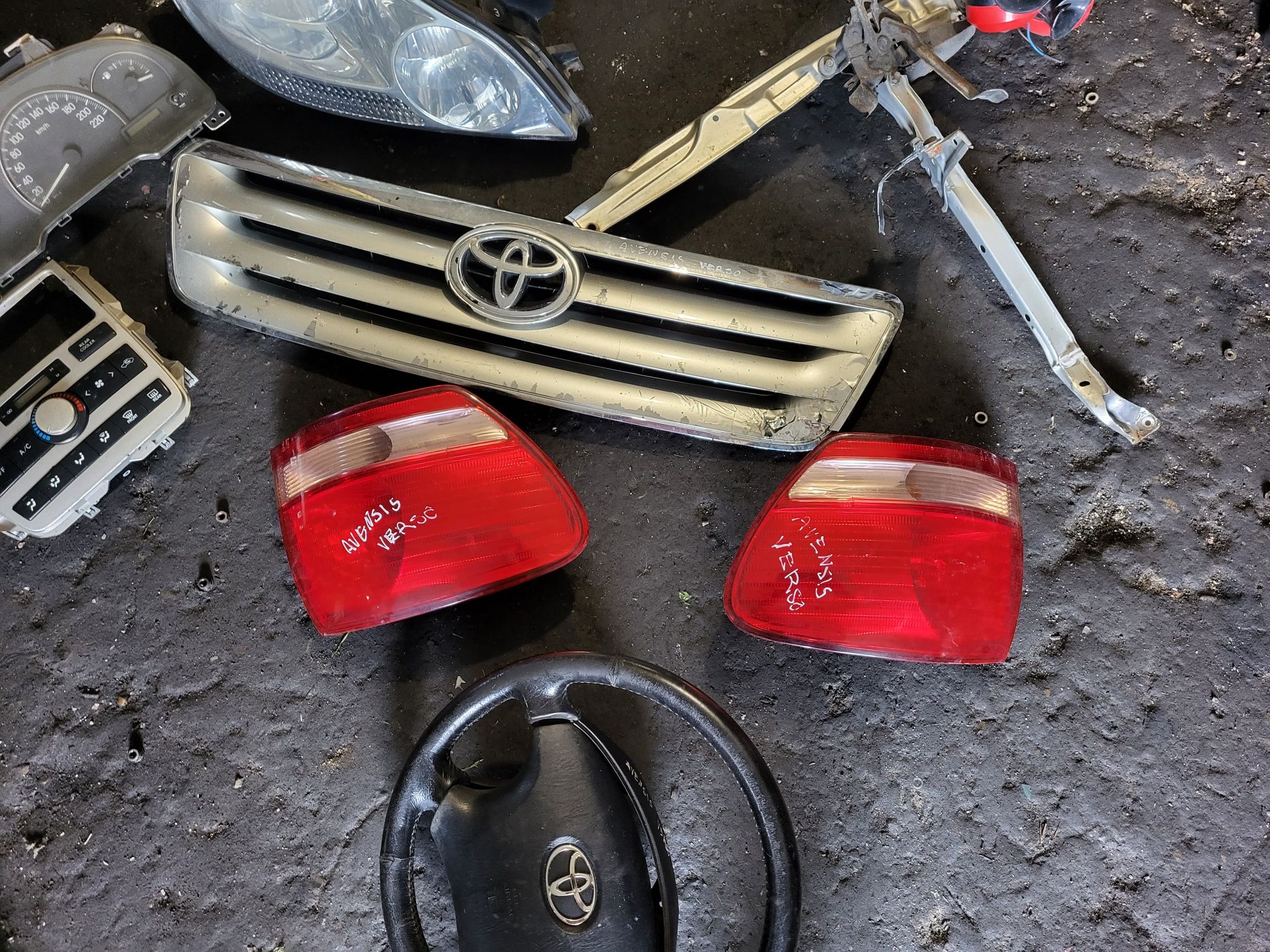 Toyota Avensis Verso Zderzak  Przód  Maska Lampa błotnik licznik Radio