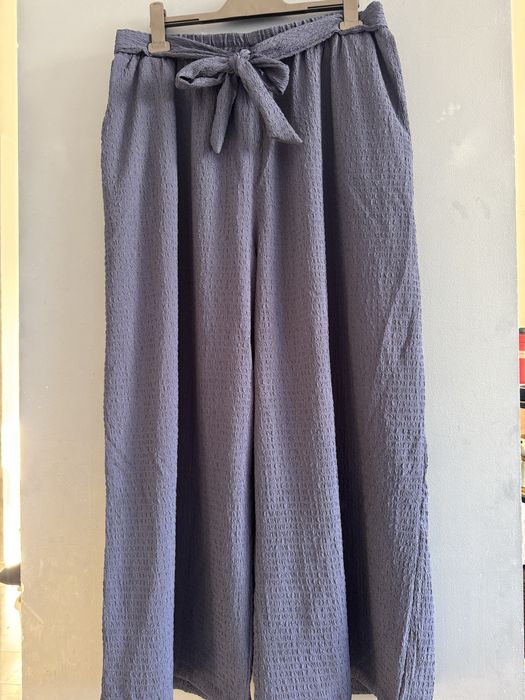 Luźne granatowe spodnie z szerokimi nogawkami dzwony szwedy