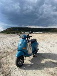 Стильна італійська класика Vespa ET для вашої фотозйомки у Львові