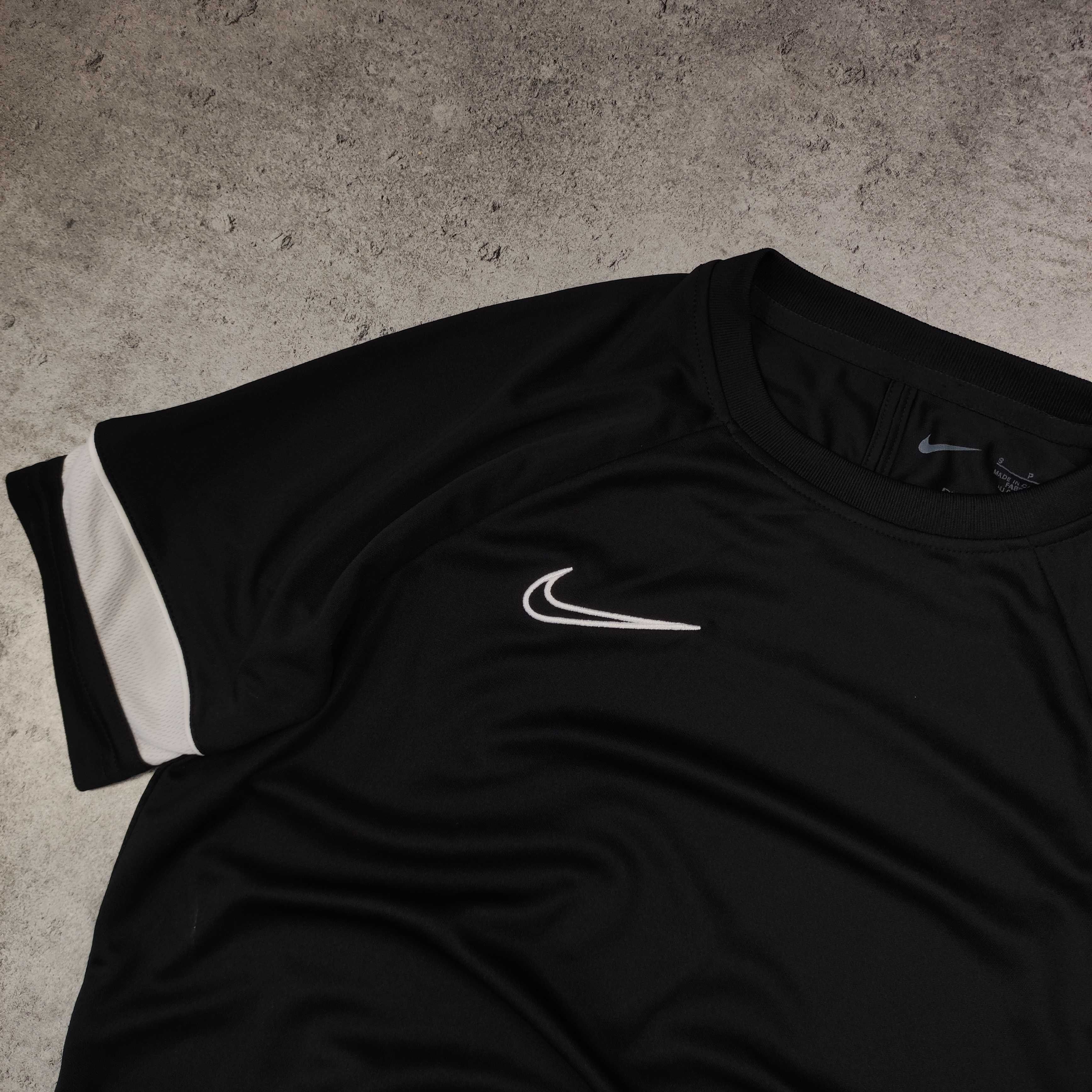 MĘSKA Koszulka Sportowa Nike Czarna Małe Logo Haft Dri-Fit Treningowa