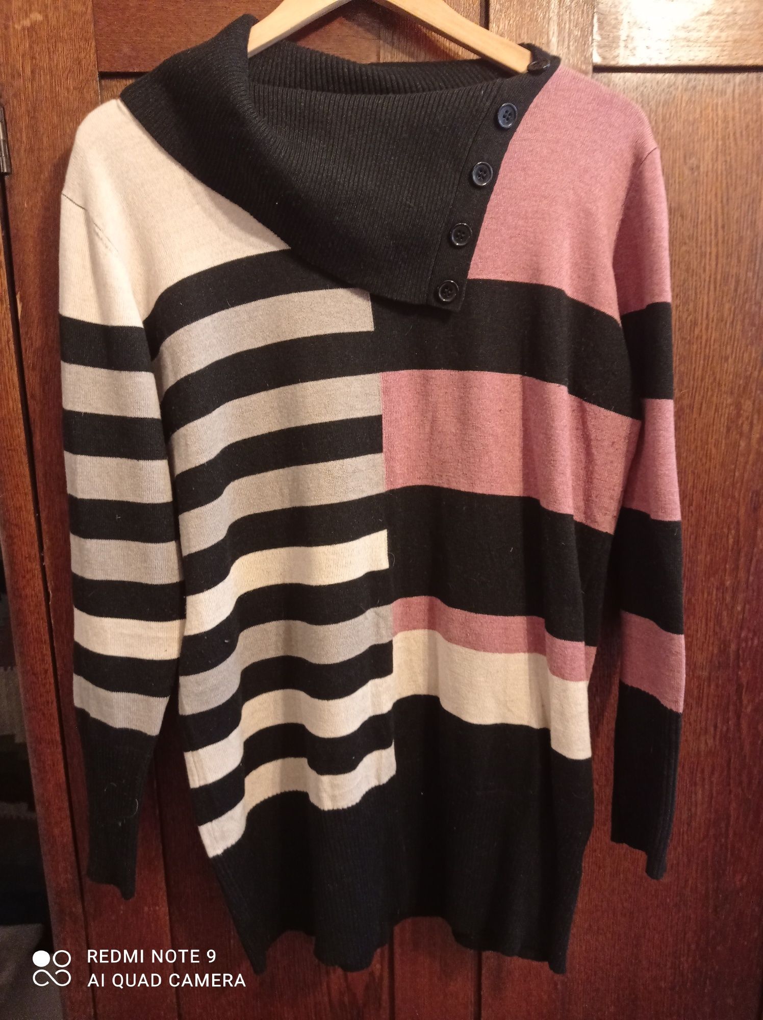 Kolorowy sweter w paski