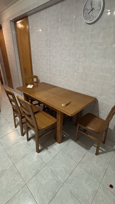Mesa + 4 cadeiras + 2 bancos em Madeira
