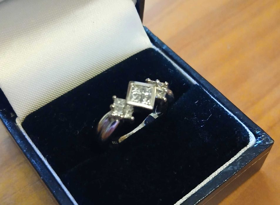 Anel ouro branco e 10 diamantes. Vendo a bom preço.