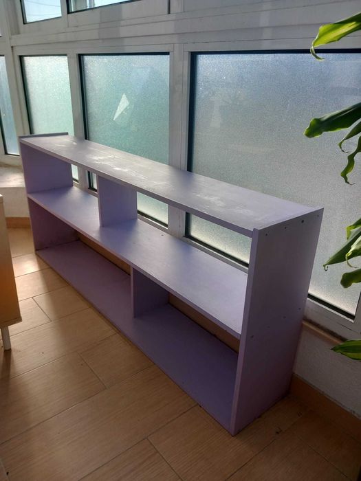 Móvel com prateleiras lilás