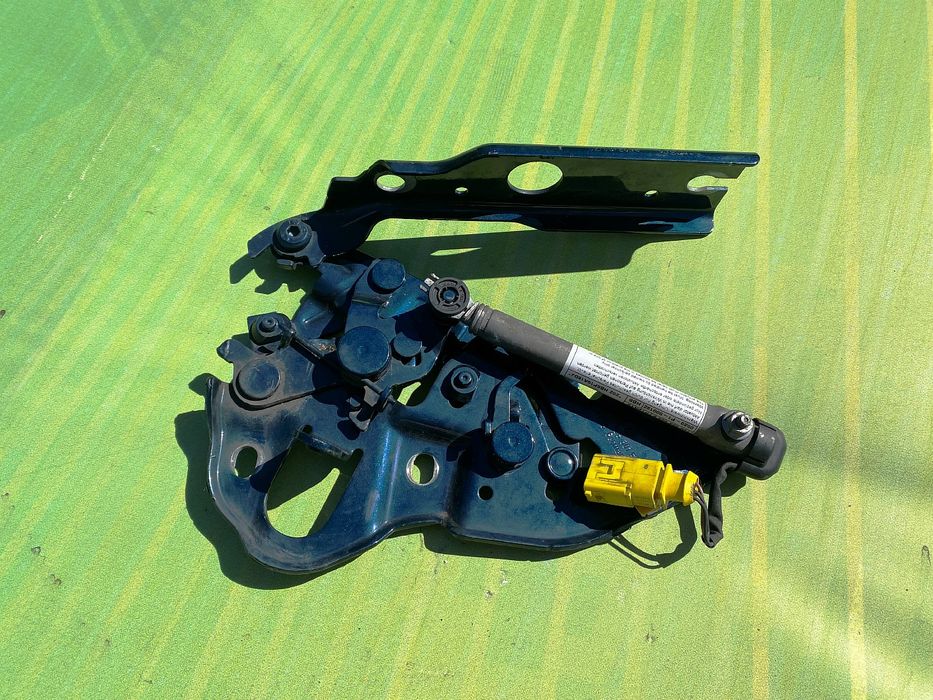 Петля капота Touareg CR левая ліва Туарег ЦР Розборка СР