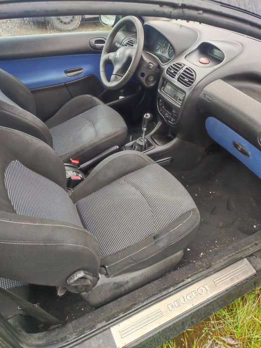 Peugeot 206cc, rok2001,  1,6  109km stan dobry. Czytaj opis.