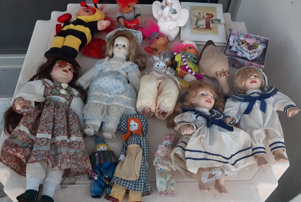 Bonecas de porcelana e brinquedos