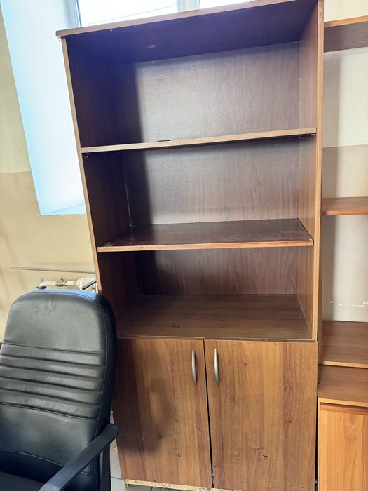 Шкаф с двумя полками и дверцами .