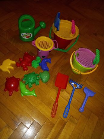 Іграшки для пісочниці (відерка, лопатки, формочки, поливалка)