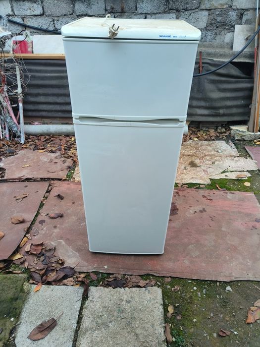 Продам холодильник в полу рабочем состоянии