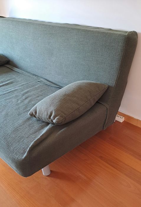 Sofá 3 lugares, sofá/cama com 2 conjuntos de capas amovíveis.