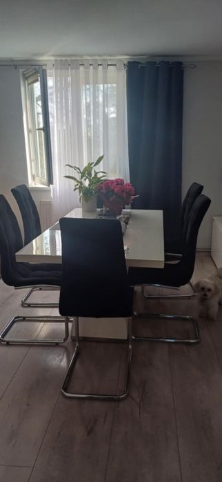 Krzesła oraz stół