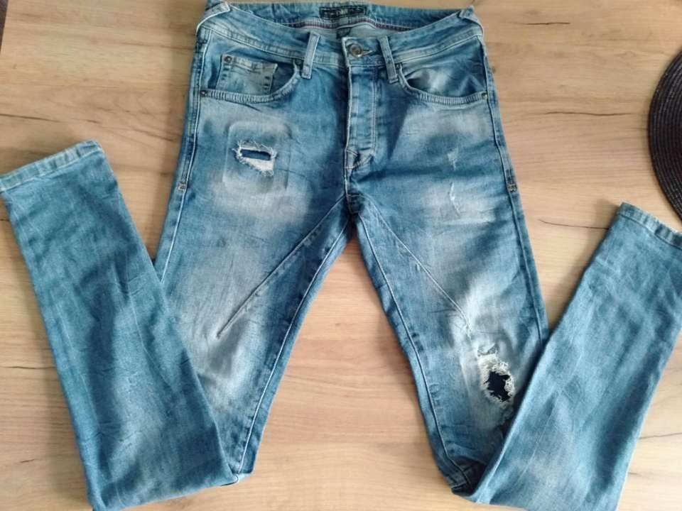 Spodnie rurki dżinsy z przetarciami
