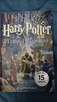 Livro Harry Potter e a Pedra Filosofal.