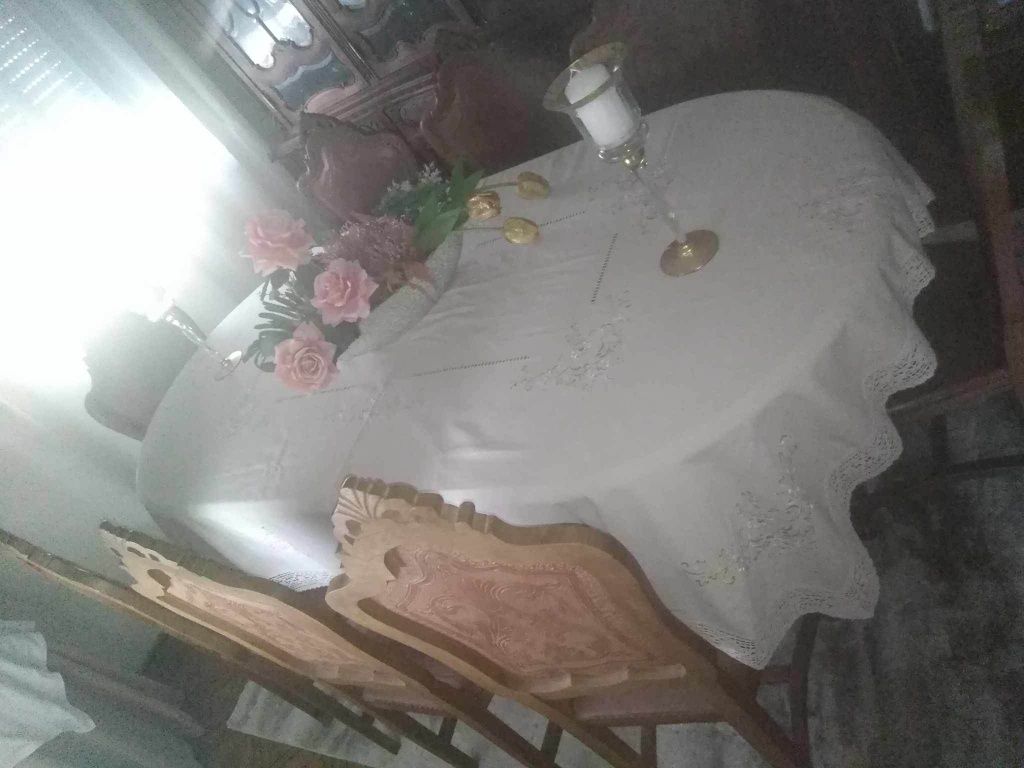 Conjunto de  mesa e oito cadeiras e o móvel com o mesmo padrão
