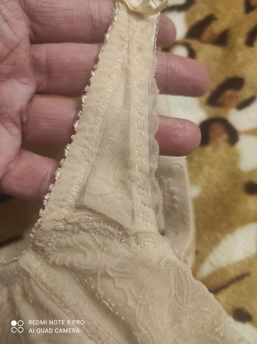 Бюстгальтер бежевий.