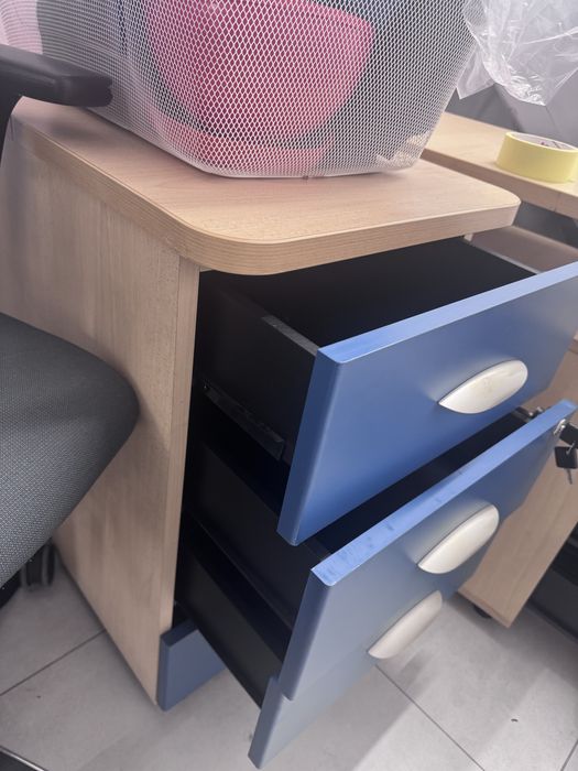 Krzeslo biurko i dwie male komudki z szufladkami