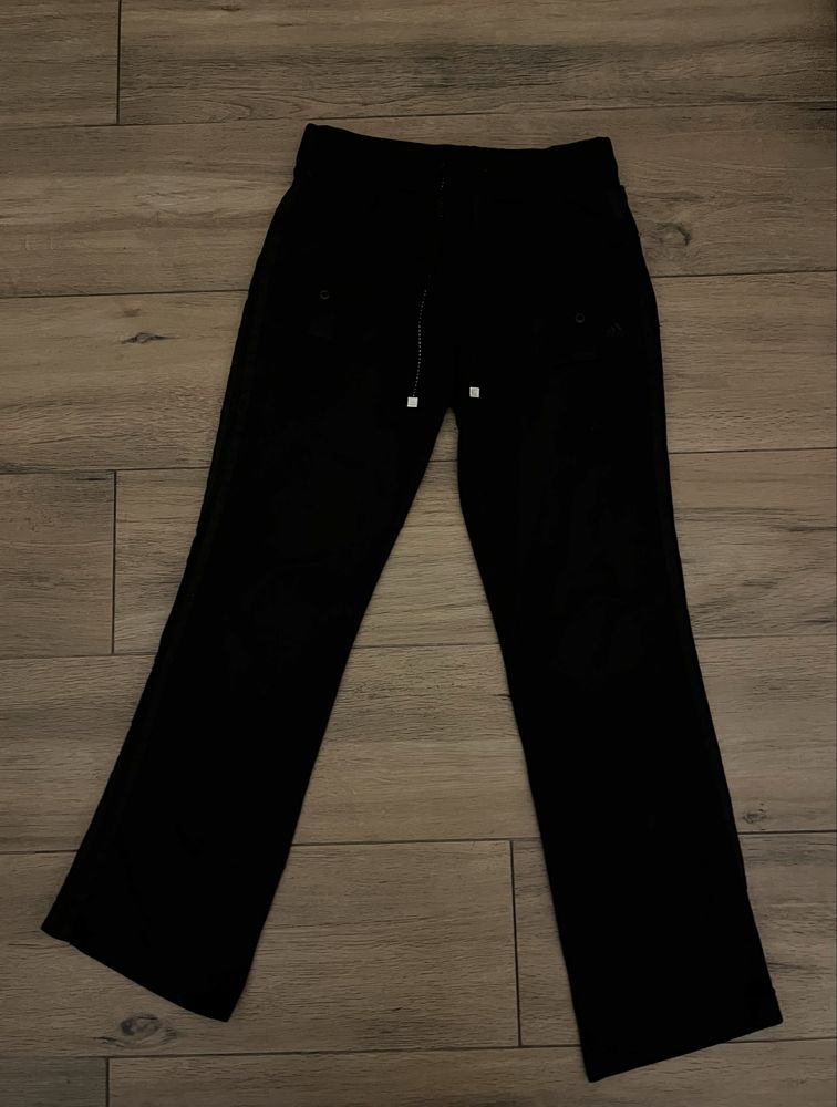 Czarne spodnie Adidas z szerokimi nogawkami i kieszeniami