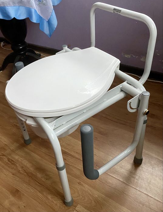 Toaleta Vermeiren – krzesło toaletowe z opuszczanymi podłokietnikami