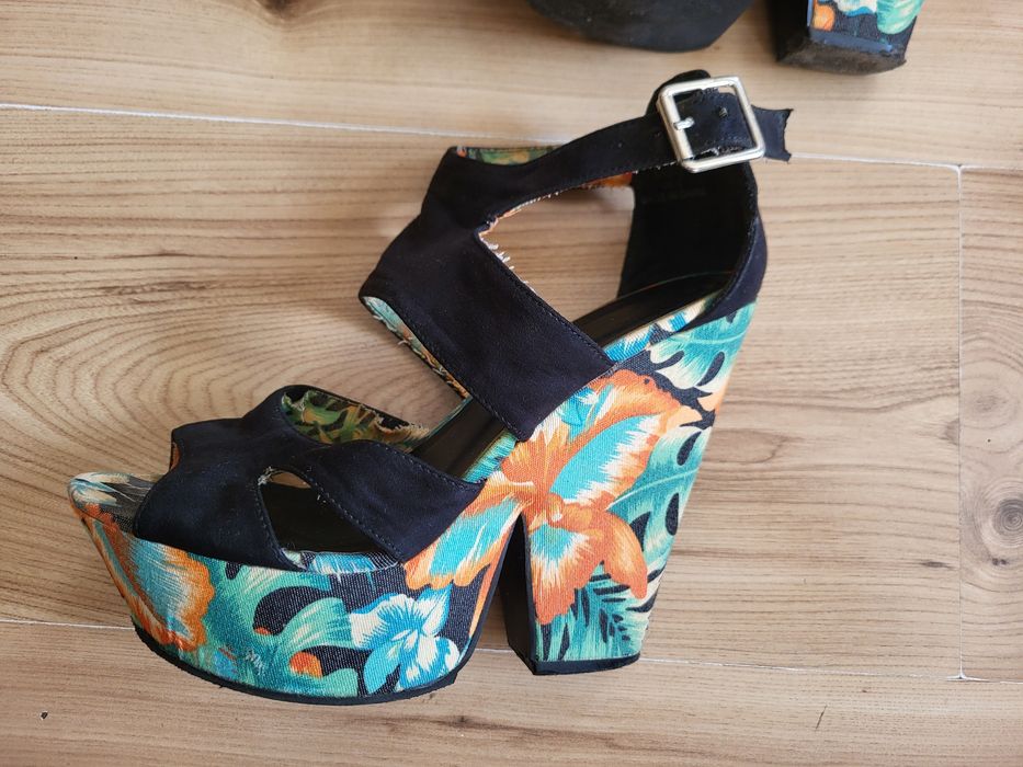 Sandały na koturnie